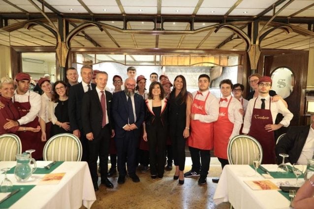 I ragazzi di Pizzaut e il Tortellante con la Presidente del Senato Casellati e altri senatori