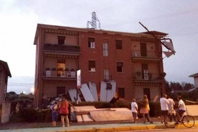 Il tetto scoperchiato di un palazzo a Roncadelle (Brescia)