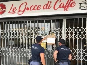 Uno dei bar a cui è stata sospesa la licenza