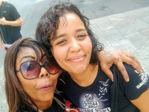 Elena Casetto con la madre India (da Facebook)