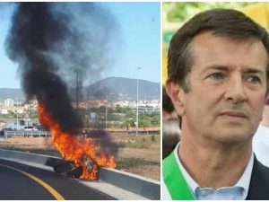 Lo scooter del sindaco Gori in fiamme (Foto di Olbianova.it)