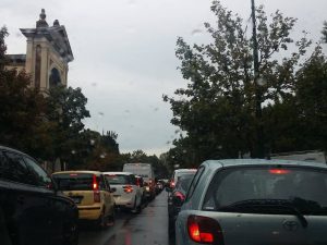 Il traffico in tilt a Milano nella mattinata di lunedì 2 settembre