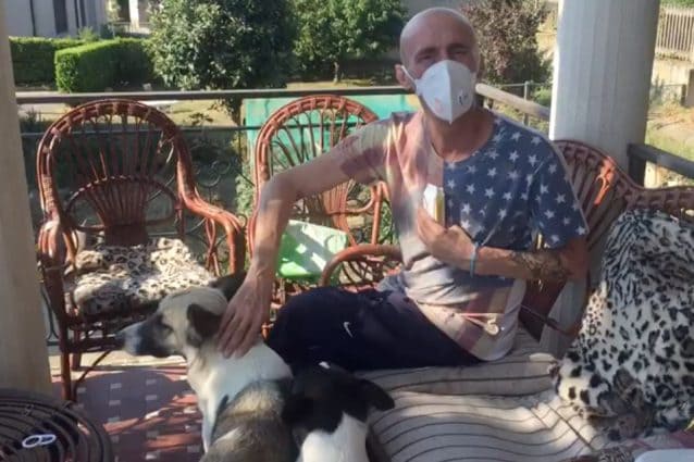 Luca con i suoi cani (Foto da Facebook)