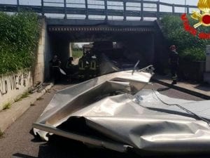 Il camion incastrato (Foto Vigili del fuoco)