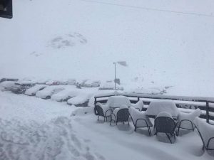 Il Passo dello Stelvio imbiancato da 50 centimetri di neve (Foto dall’hotel Pirovano Stelvio via Facebook)