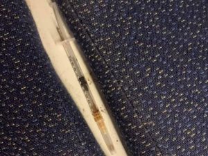 La siringa trovata abbandonata tra i sedili (Foto dal gruppo Facebook "Sei diPavia se…")