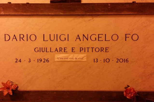 La tomba di Dario Fo al Cimitero Monumentale di Milano (Fanpage.it)