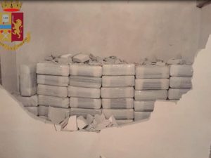 La droga murata in via Padova a Milano