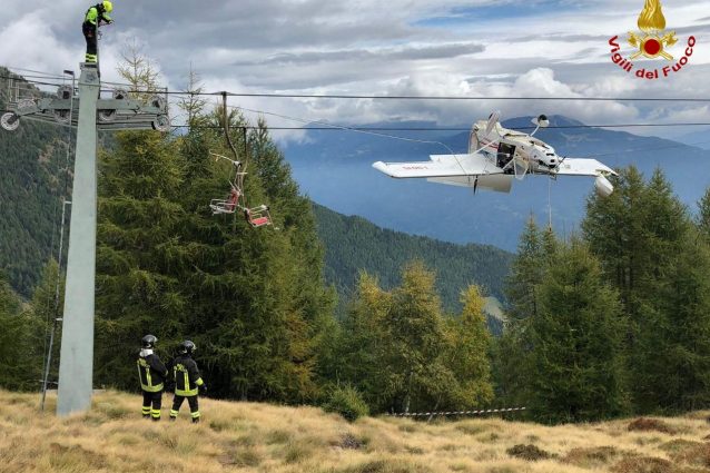 L’ultraleggero rimasto incastrato tra i cavi della seggiovia a Teglio (Foto Vigili del fuoco)