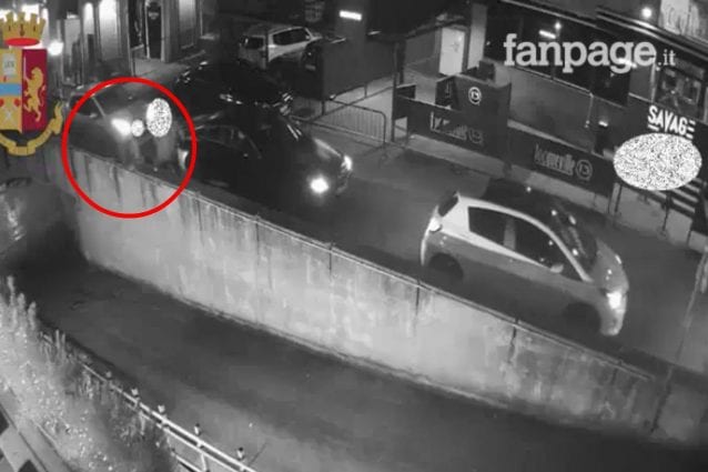 Il pusher col suo aggressore qualche istante prima della caduta (Frame dal video della Polizia di Stato)