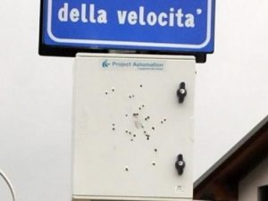 L’autovelox preso a "fucilate"