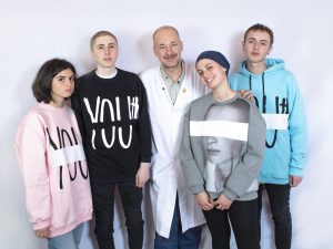 (I ragazzi del Progetto giovani con indosso le felpe da loro realizzate)