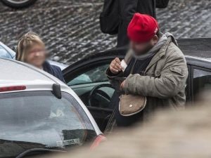 Un parcheggiatore abusivo (Immagine di archivio LaPresse)