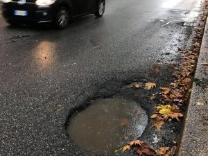 Una delle buche segnalate dai cittadini a Milano
