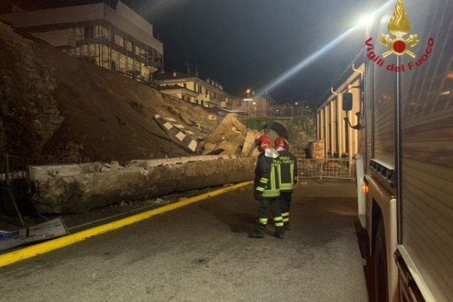 La strada crollata a Piazza Brembana (Foto: Vigili del fuoco)