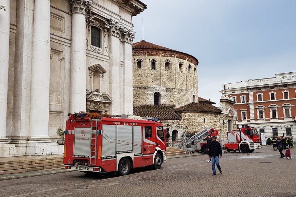 I vigili del fuoco in piazza Paolo VI per gli interventi di messa in sicurezza sul tetto del Duomo (Foto: Sandra Bertoni dalla pagina Facebook "Io amo Brescia perché")