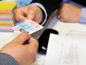 “Ho paura di perdere tutto”: così con i falsi permessi di soggiorno a 13.800 euro si reclutava operai nel Bresciano