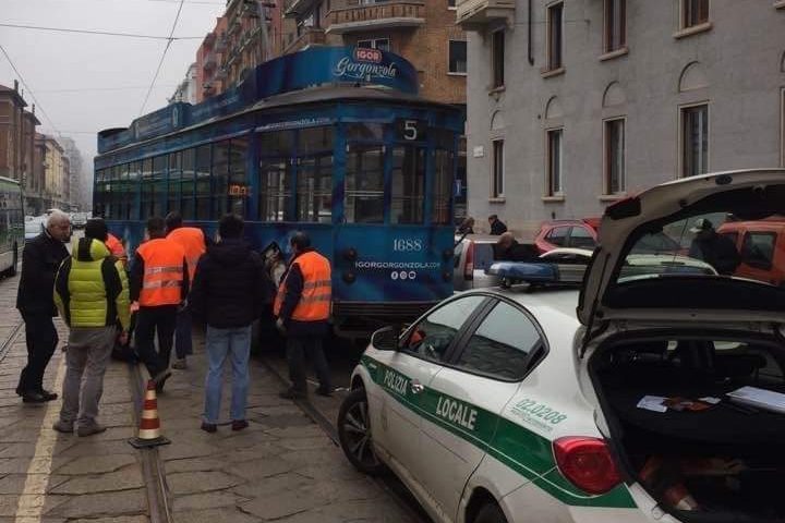 Milano Tram Deraglia In Viale Coni Zugna Nessun Ferito Traffico In Tilt