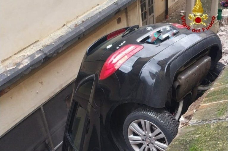 Pavia, sfonda il muretto e precipita nel fossato: 75enne fa volo di 4 metri con la macchina