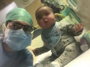 Il piccolo Filippo e la sua mamma, in ospedale (Foto dalla pagina Facebook "Un dono per Filippo")