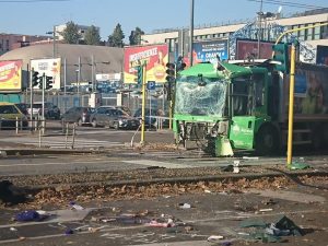 Il mezzo Amsa coinvolto nell’incidente (foto Facebook Emanuele Lopratriello)