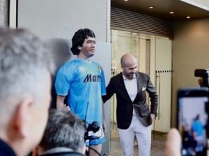 La statua di Maradona alla Rinascente di Milano (Foto: Rinascente)