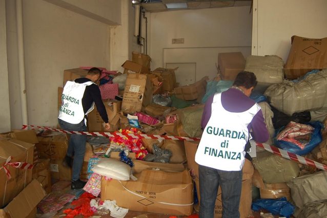 La guardia di finanza sequestra oggettistica natalizia a Paderno Dugnano