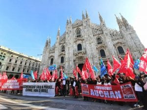 La manifestazione dei lavoratori Auchan–Conad in piazza Duomo a Milano (foto MiaNews)