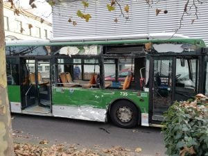 Il filobus distrutto