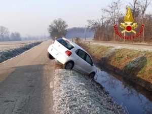 L’auto finita nel canale a Cisliano