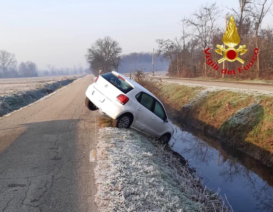 L’auto finita nel canale a Cisliano