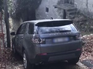 L’auto incastrata sulla mulattiera