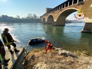 L’auto finita nel Ticino