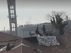 Anarchici sul tetto in piazza Alfieri