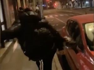 Un fermo immagine del video condiviso su Instagram mentre il ragazzo distrugge uno specchietto con un calcio