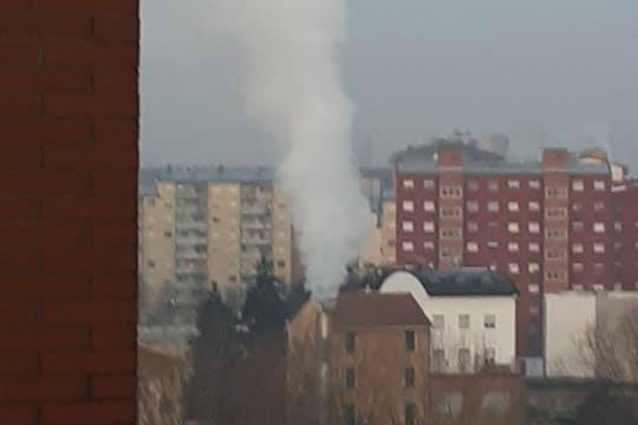 I fumi emessi dal bitumificio (Foto del consigliere Enrico Fedrighini via Facebook)