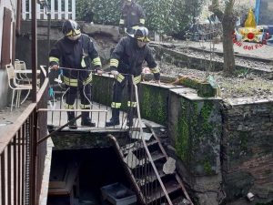 I vigili del fuoco sul luogo della frana (Foto Vvff via Twitter)
