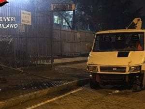 Il furgone usato per sfondare la recinzione della caserma dei carabinieri