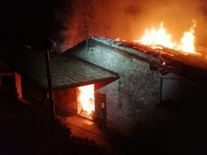 (Incendio a Ludizzo di Bovegno– Foto Facebook)