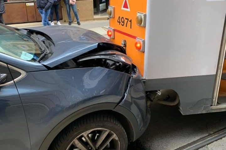 Incidente tra auto e tram in viale Umbria a Milano: un ferito, deviati ...