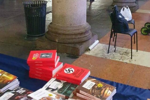 I libri di Hitler in bella mostra sulla bancarella (Foto: Manfredi Palmeri)