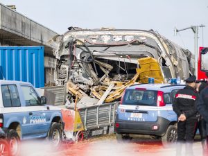 Il treno deragliato a Lodi, polizia e carabinieri al lavoro