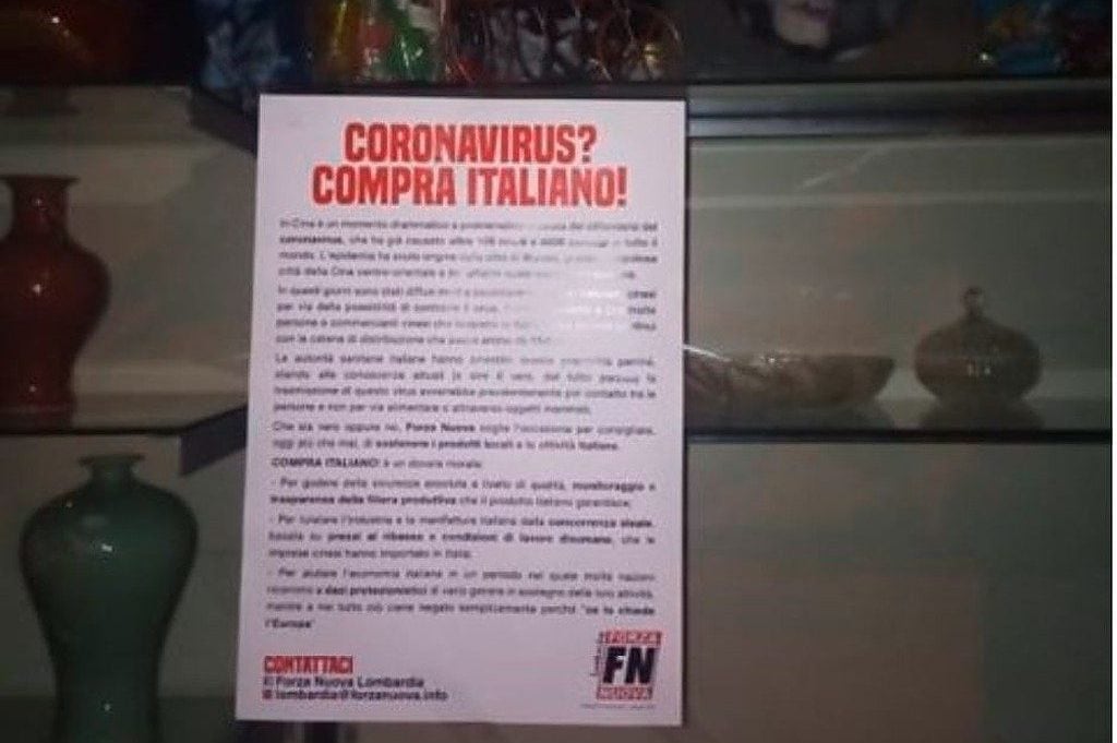 I volantini affissi (foto da Como Zero)