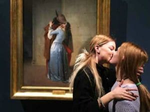 Il bacio davanti al Bacio di Hayez (Foto: Pinacoteca di Brera)
