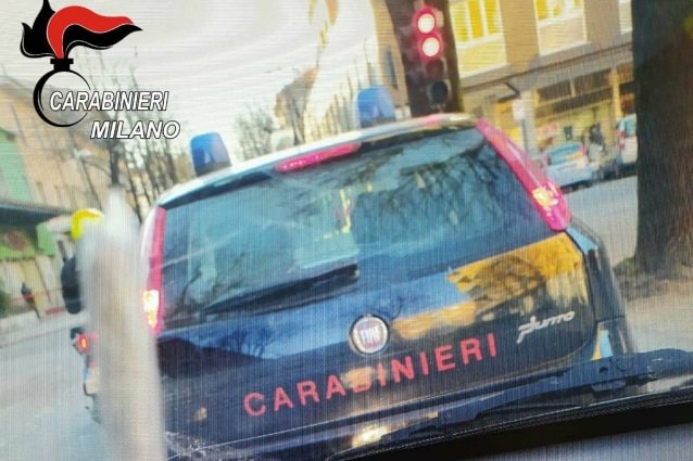 La foto della canna dietro l’auto dei carabinieri (Foto: Carabinieri)