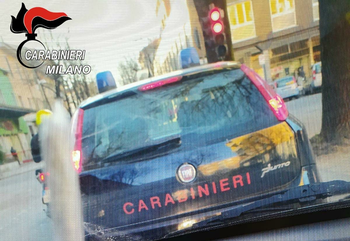 La foto della canna dietro l’auto dei carabinieri (Foto: Carabinieri)