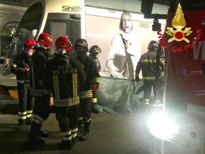 L’incidente in piazza Oberdan (Foto: Vigili del fuoco)