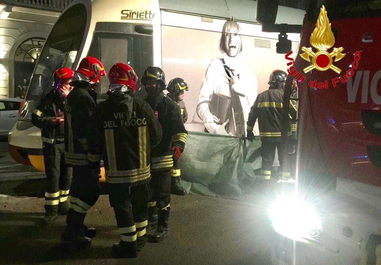 L’incidente in piazza Oberdan (Foto: Vigili del fuoco)