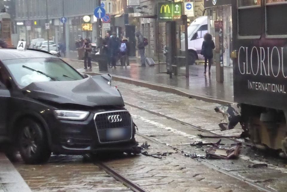 Incidente tra auto e tram a Milano: feriti lievemente donna e figlio di ...