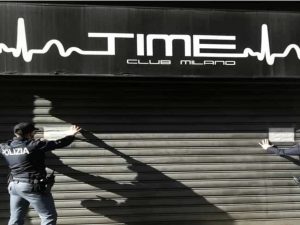 Gli agenti pongono i sigilli alla discoteca